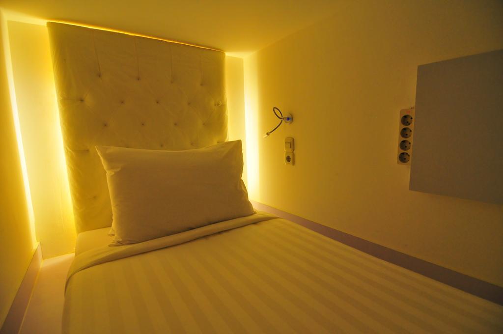 Capsule Hostel Old Batavia Джакарта Стая снимка